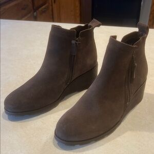 NWOB - OTBT - Story brown suede wedge - 8.5M